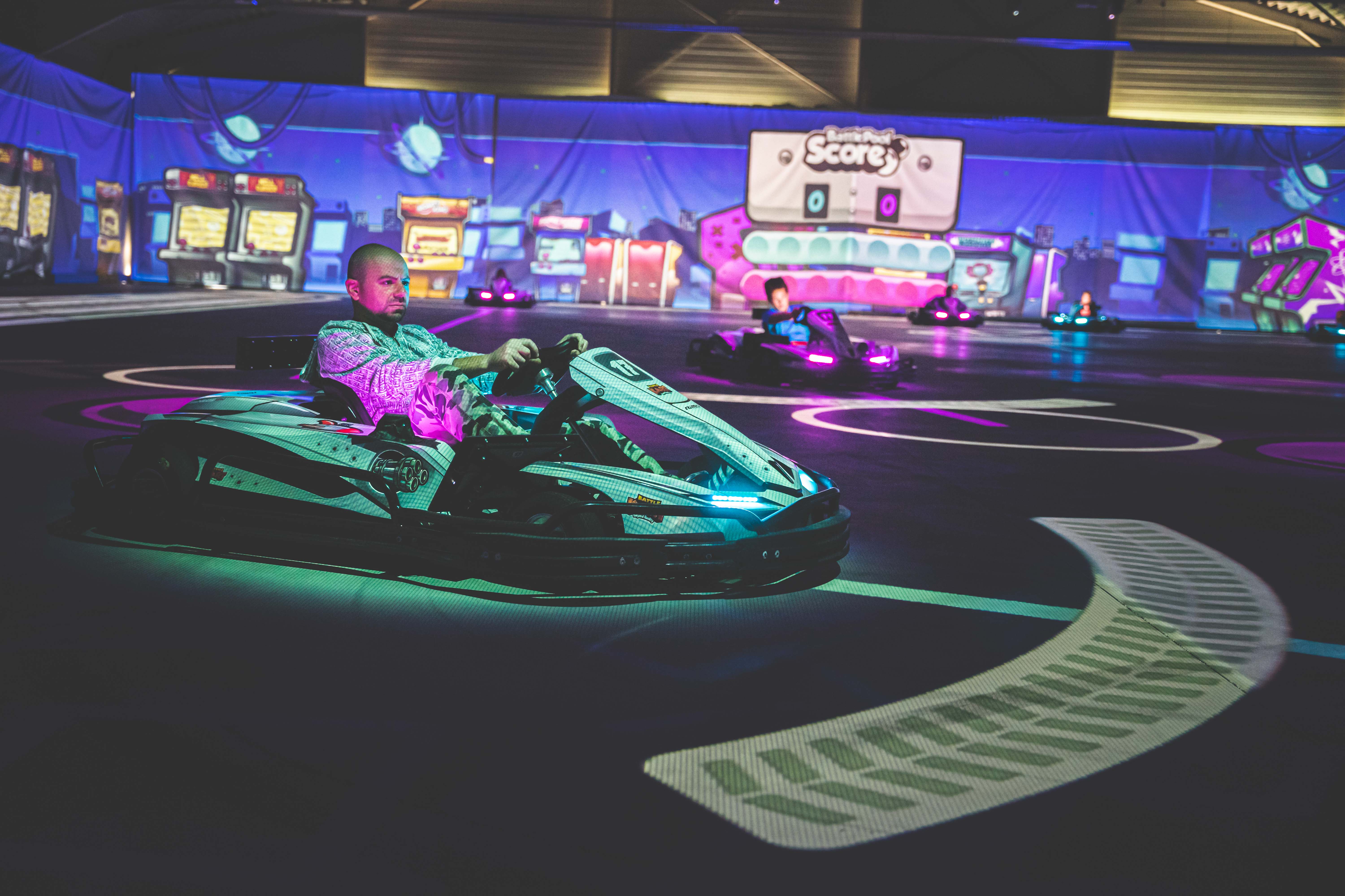 Joueur en kart prêt à tirer sur une boule géante dans le mode de jeu BattlePool à BattleKart WEX